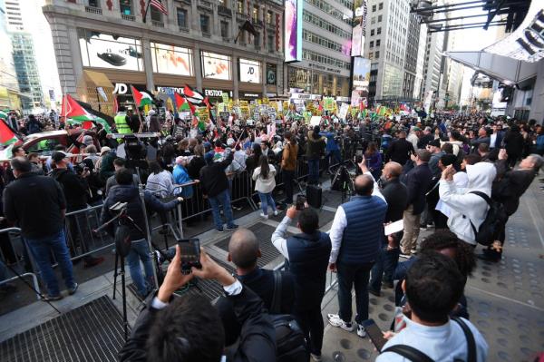 支持巴勒斯坦的人在时代广场聚集，一个“国际圣战日”已经被呼吁。